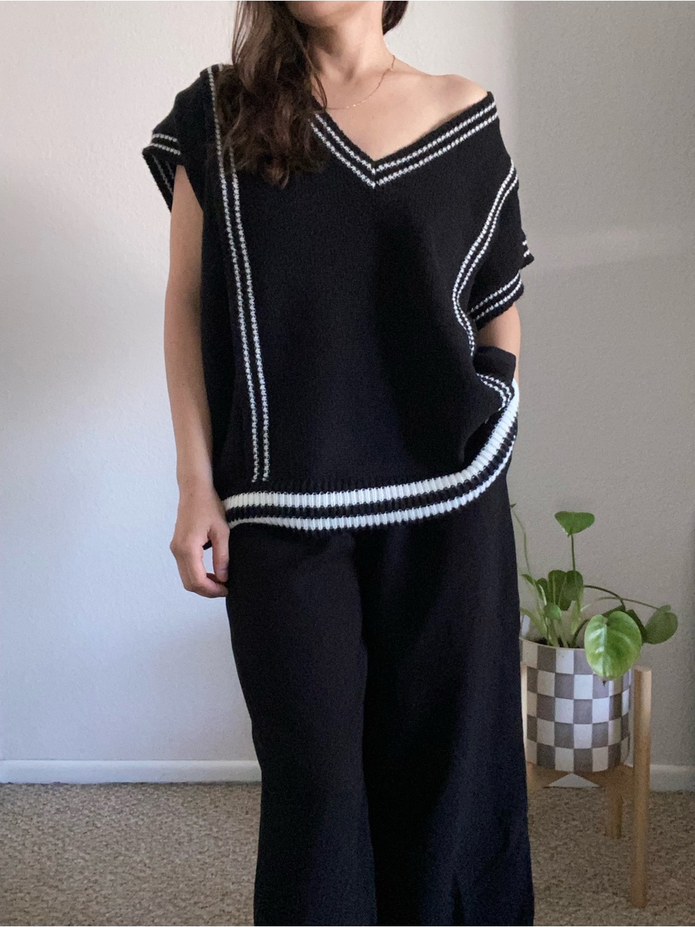 Black & White Knit Sweater Vest/Preppy Tennis V-Neck Layering Top